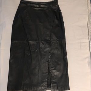 Sleek Wilson’s Leather black skirt with front slit.Size 10.